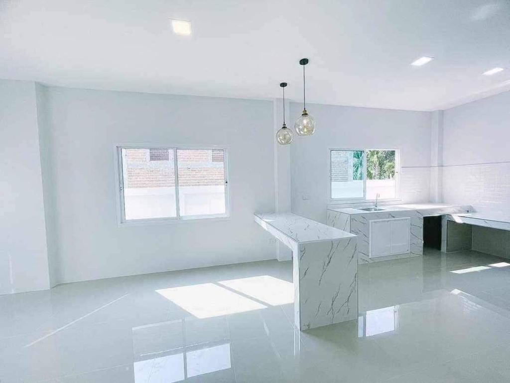 cocina blanca con fregadero y encimera en Minimalism Pool Villa, en Thap Sakae