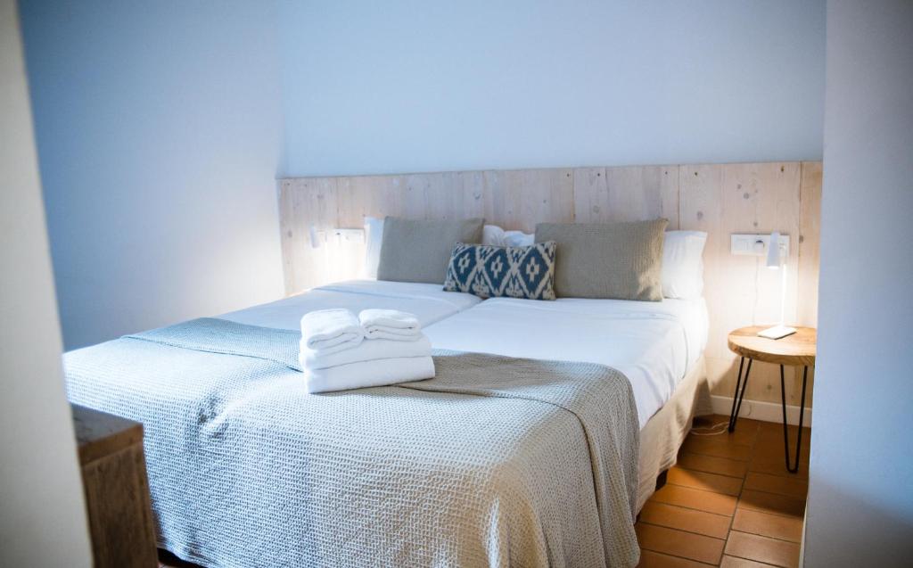 Postel nebo postele na pokoji v ubytování Hostal Ses Negres