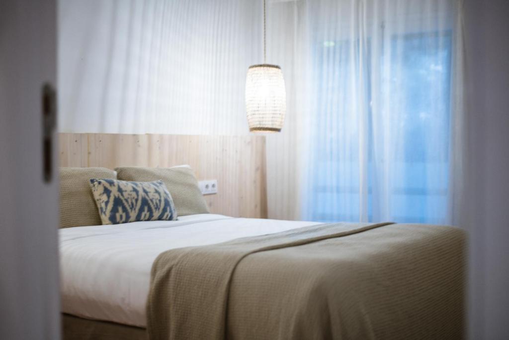 Postel nebo postele na pokoji v ubytování Hostal Ses Negres