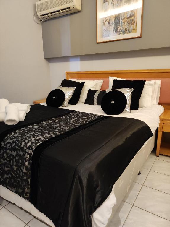 Postel nebo postele na pokoji v ubytování N E P center Hotel Rodos