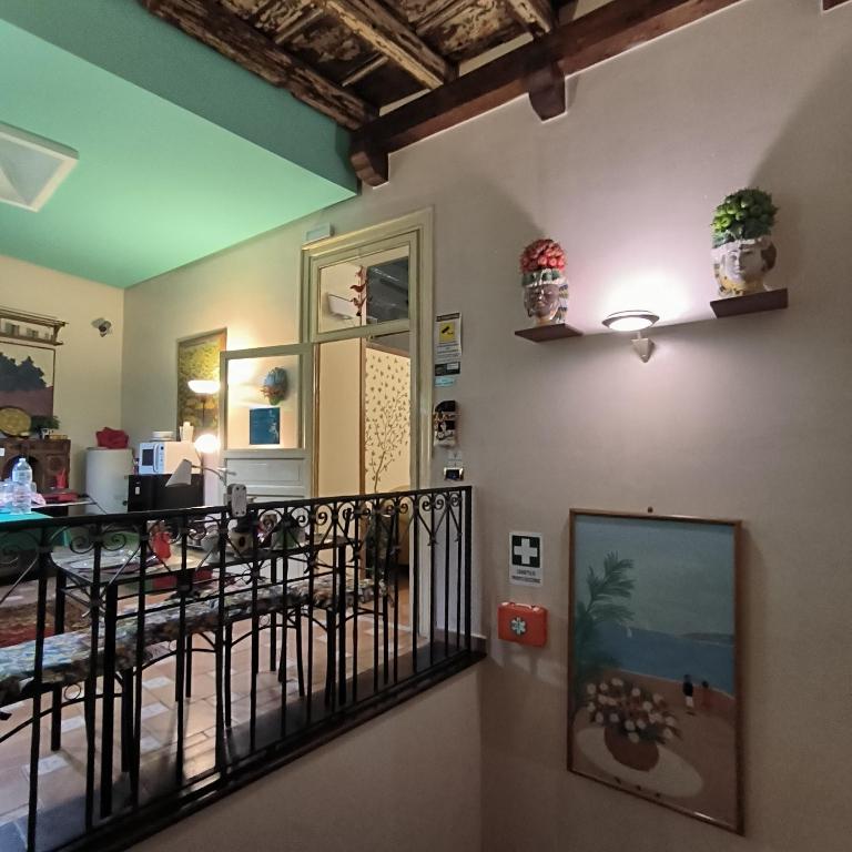 salon z klatką schodową i pokój z poręczą schodową w obiekcie Vittorio Emanuele Rooms di Prinzi w mieście Palermo