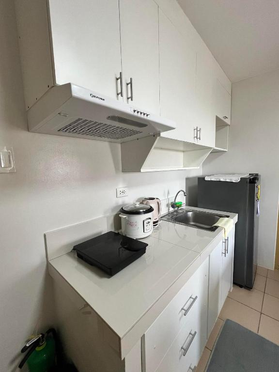 Kuchyň nebo kuchyňský kout v ubytování Sunsets and Good Vibes - 2 Bedroom Condo Unit