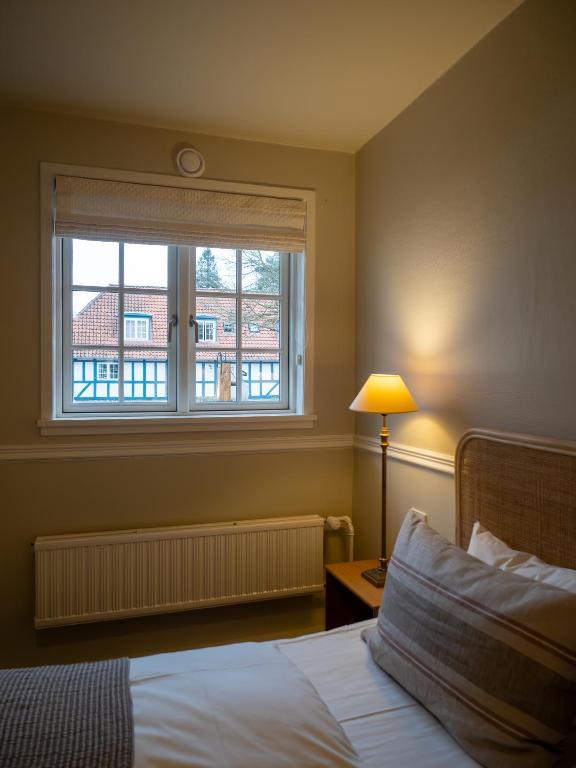 Postel nebo postele na pokoji v ubytování Hotel Knudsens Gaard