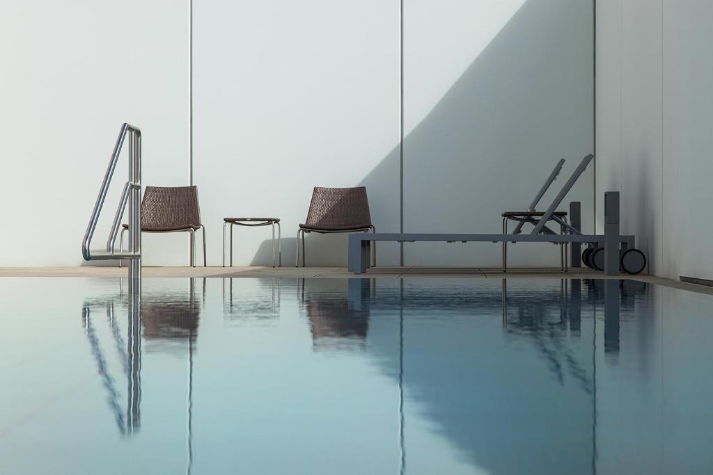 um quarto com cadeiras e uma piscina em Hotel Klinglhuber em Krems an der Donau
