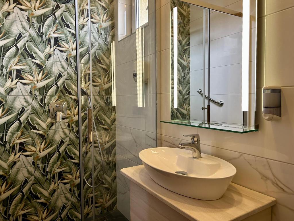 Łazienka w obiekcie Hotel Négy Évszak
