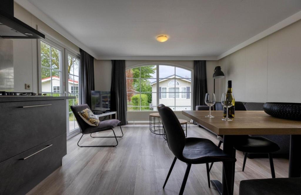 Recreatiepark Jachthaven De Veerstal Lathum - Luxe Chalet - Two-Bedroom Chalet