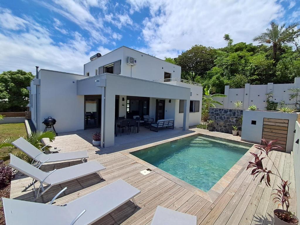 une villa avec piscine devant une maison dans l'établissement VILLA BELLE VUE, à Saint-Louis