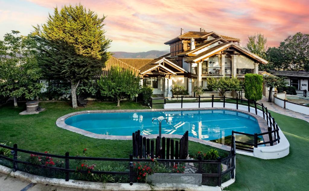 Bazén v ubytování Hotel Cortijo Landete nebo v jeho okolí