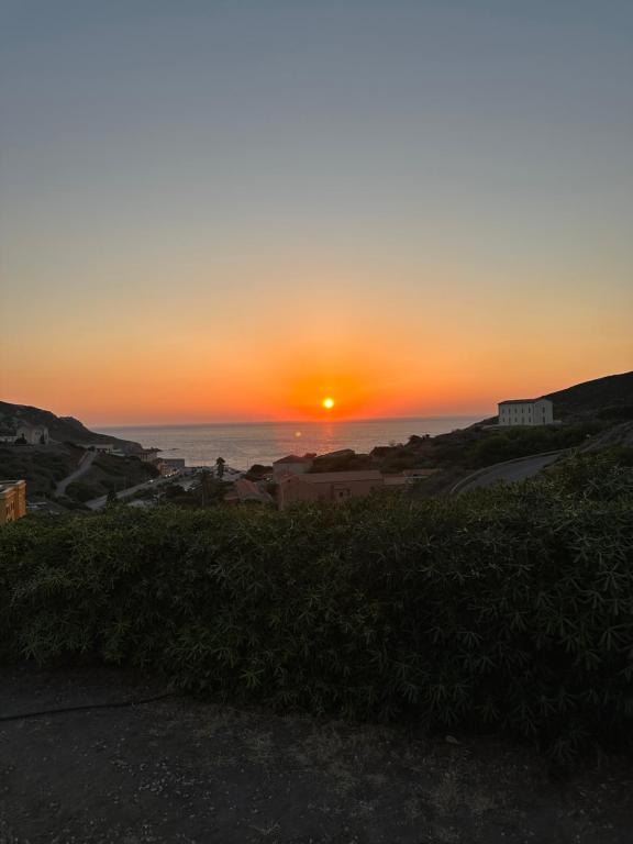 zachód słońca nad oceanem z zachodem słońca w obiekcie B&B Calata Di Soli w mieście Miniera dellʼArgentiera