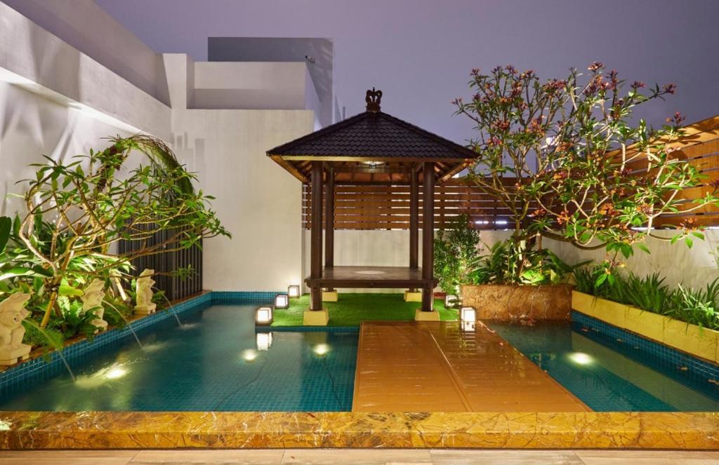 uma piscina com um gazebo numa casa em Domo Hotel em Taichung
