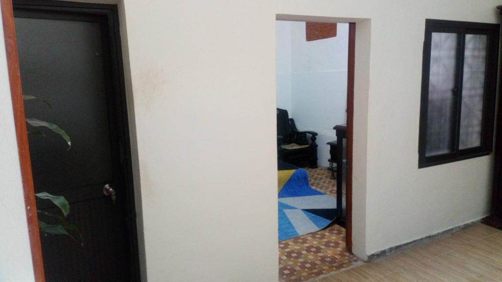 un corridoio con porta che conduce a una camera di BiBon a Ðoan Xá
