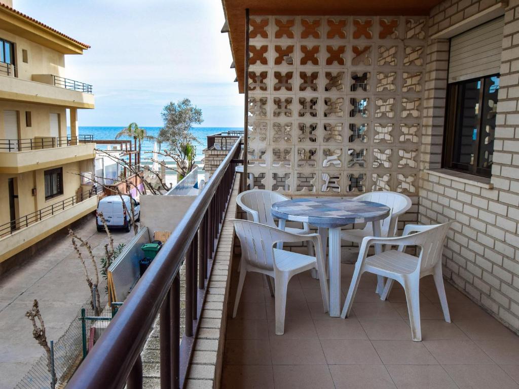 balkon ze stołem i krzesłami i widokiem na ocean w obiekcie Apartamentos Bernat 3000 w mieście Oropesa del Mar