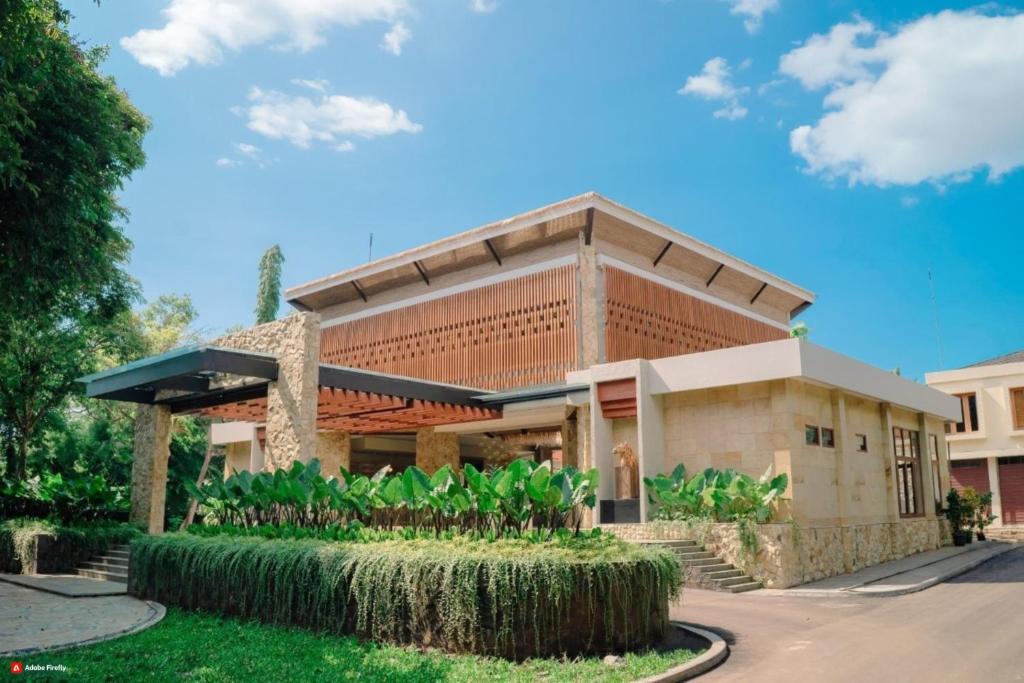 un bâtiment avec des plantes devant lui dans l'établissement Mutiara Carita Cottages, à Carita