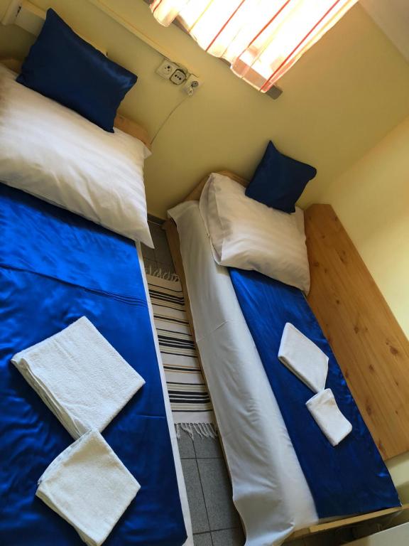 Postel nebo postele na pokoji v ubytování Sashalom Hotel