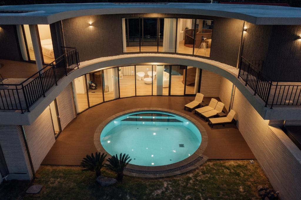 Una vista aérea de un edificio con piscina. en Jeju Eedo, en Jeju