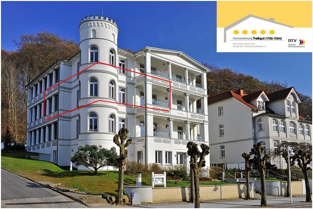 un gran edificio blanco con una torre encima en Treibgut, en Ostseebad Sellin