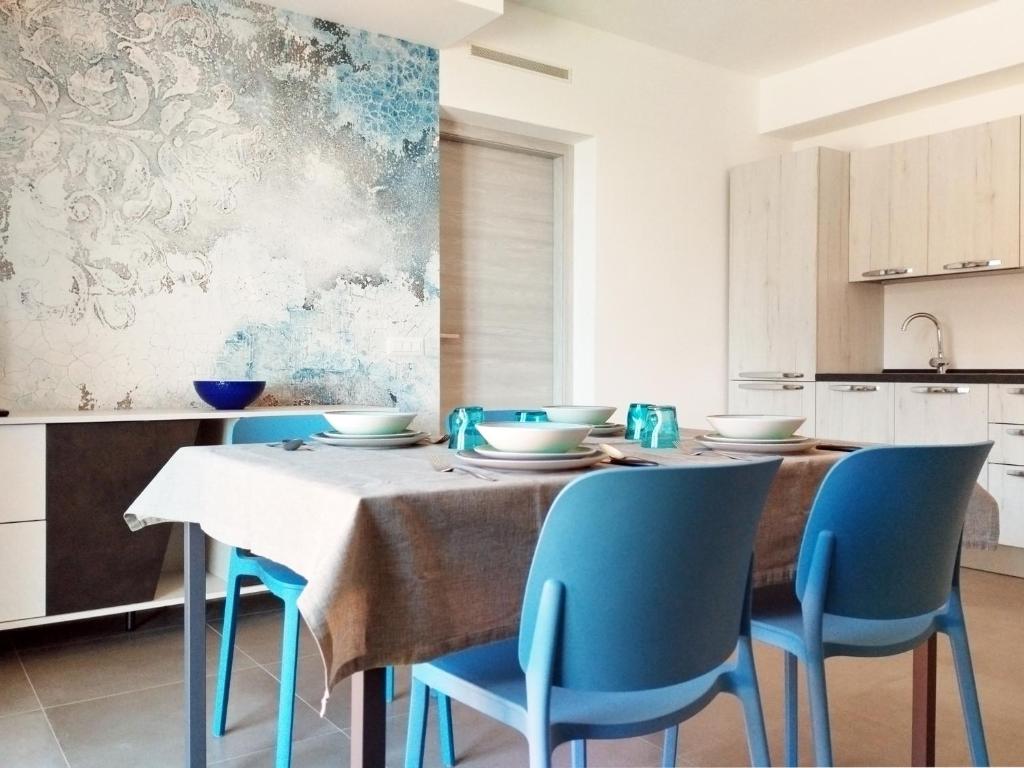 comedor con mesa y sillas azules en Casa Contessa lago Maggiore, en Caravate