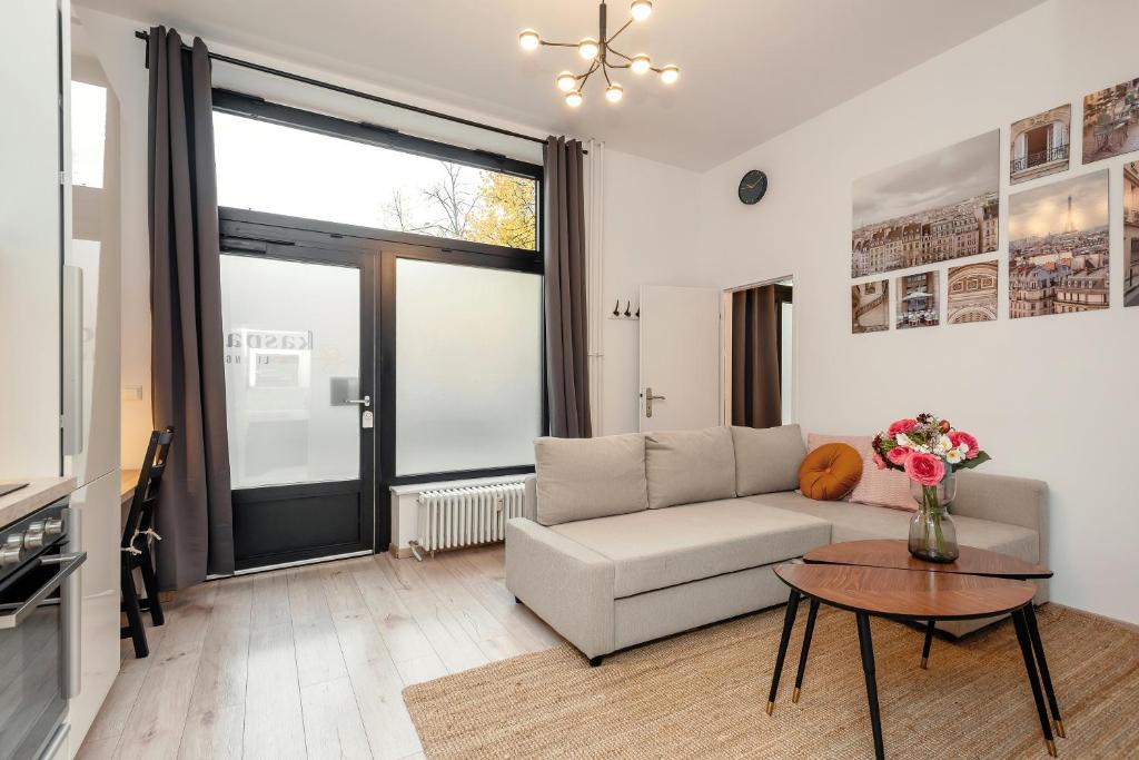 uma sala de estar com um sofá e uma mesa em Cosy Apartment nähe Potsdamer Platz em Berlim