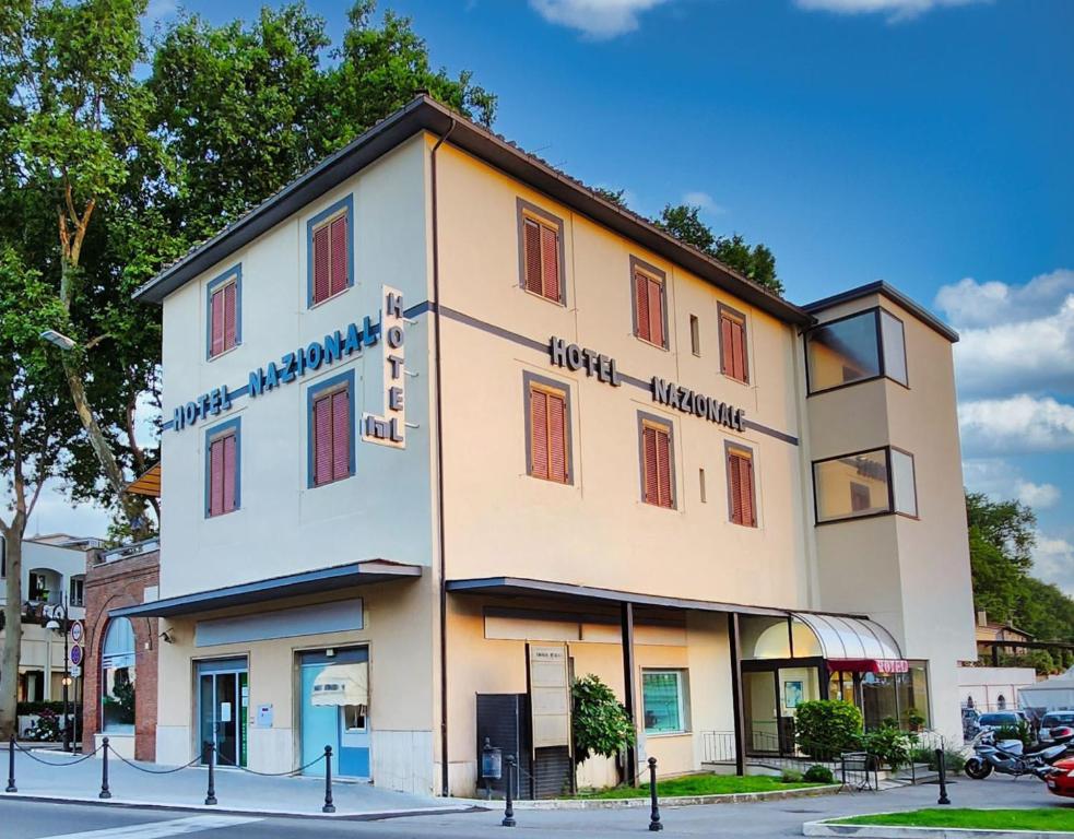 un edificio con le parole margarita dell'hotel di Hotel Nazionale a Bolsena