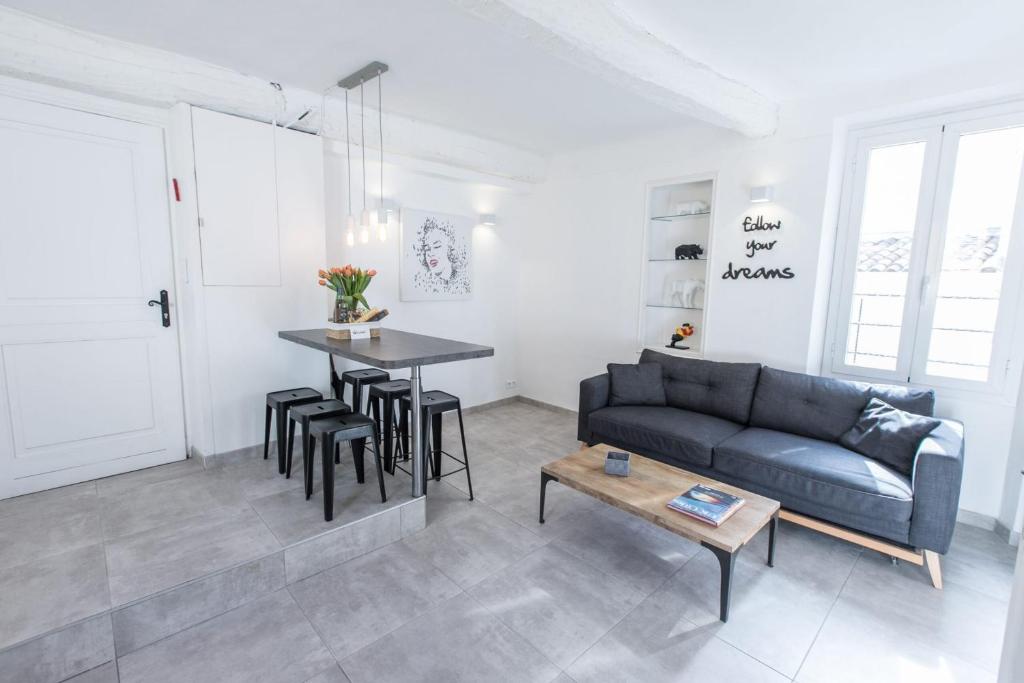 un salon avec un canapé et une table dans l'établissement 2 pièces balcon 4 pers Meynadier Palais 1 minute by Olam Properties, à Cannes