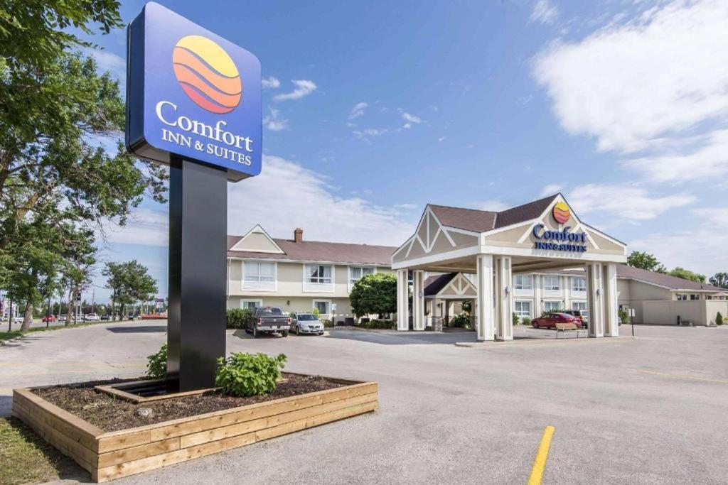 a sign in front of a building with a hotel at Comfort Inn & Suites in Collingwood