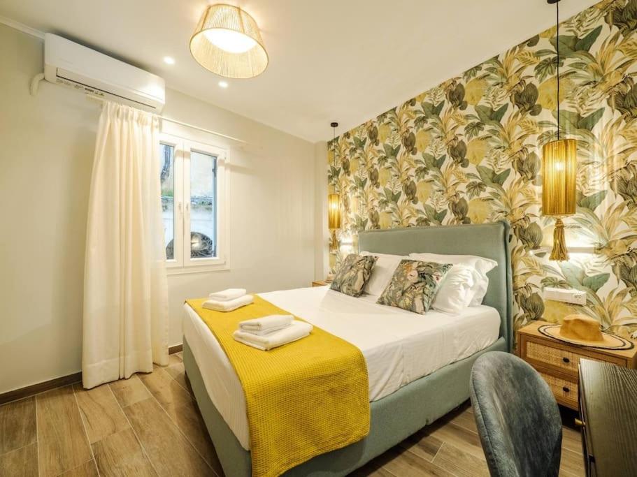 una camera da letto con un letto con una coperta gialla di Soma Lux Apartment! a Città di Corfù