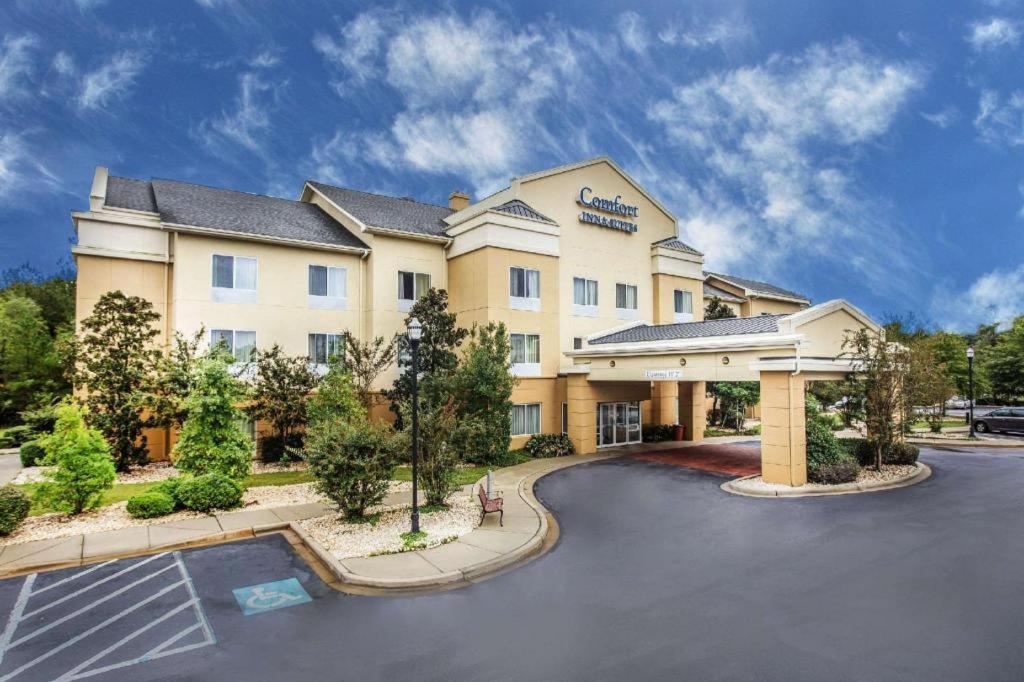 eine Darstellung eines Hotels mit Parkplatz in der Unterkunft Comfort Inn & Suites in Camden