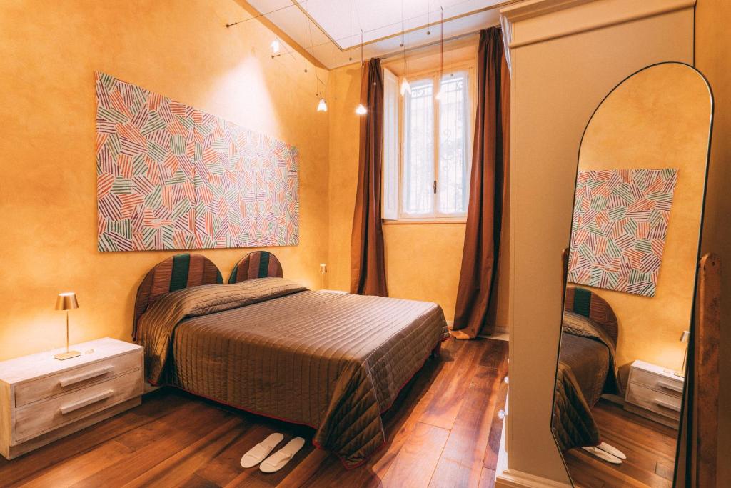 um quarto com uma cama e um espelho grande em Omnia Domus em Turim