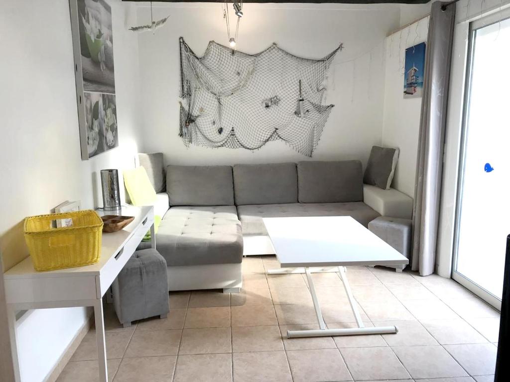 un salon avec un canapé et une table dans l'établissement Appartement moderne à Antibes avec jardin et terrasse, à Antibes