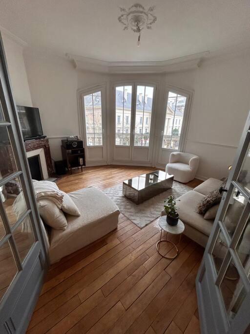 un salon avec un canapé et une table dans l'établissement * Le Cathédrale *, à Reims