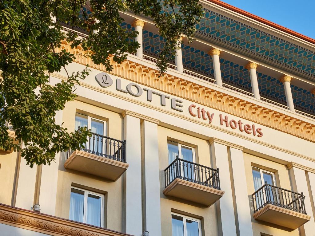 um edifício com as palavras hotéis da cidade louisse em LOTTE City Hotels Tashkent Palace em Tashkent