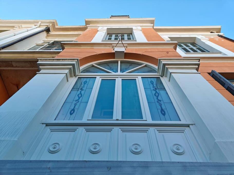 a building with a window on the side of it at Νεοκλασική Κατοικία στο Κέντρο in Mytilini