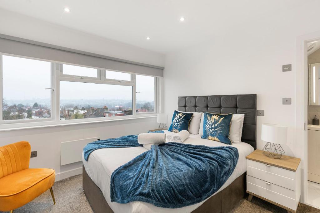 ein Schlafzimmer mit einem großen Bett und einem Fenster in der Unterkunft Luxurious 2 BR - Apartment - Central Location in London