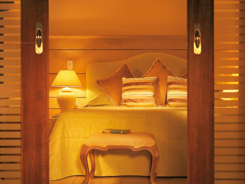 Кровать или кровати в номере Grecotel Creta Palace