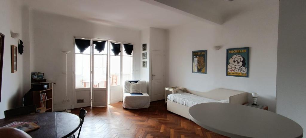 un soggiorno con divano e tavolo di Coccolo Apartment Montfleury a Cannes