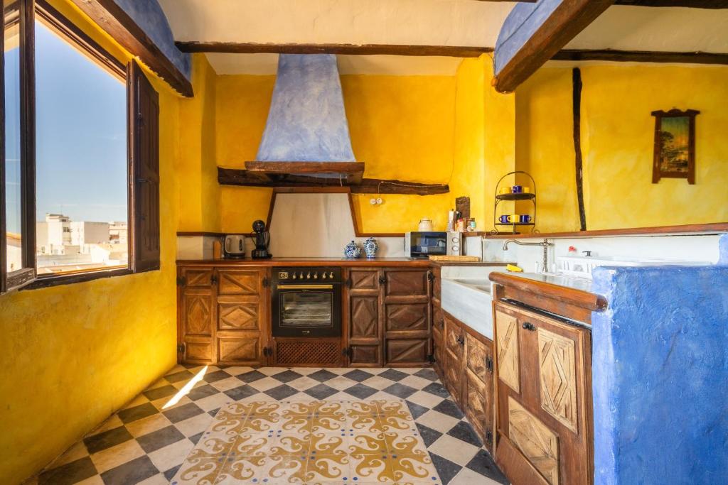 Kuchyň nebo kuchyňský kout v ubytování Casa Museo RAKKANA - En el Centro de Requena