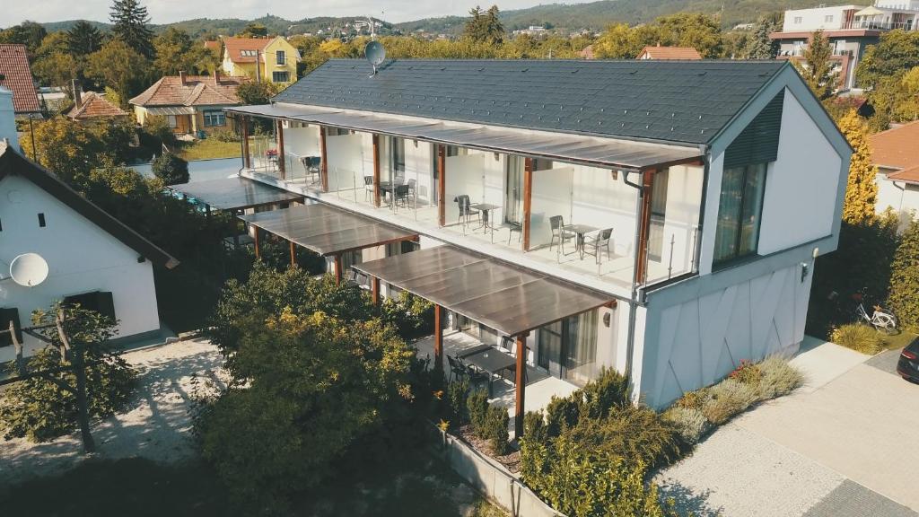 uma vista aérea de uma casa com janelas grandes em A Mi Házunk em Gyenesdiás