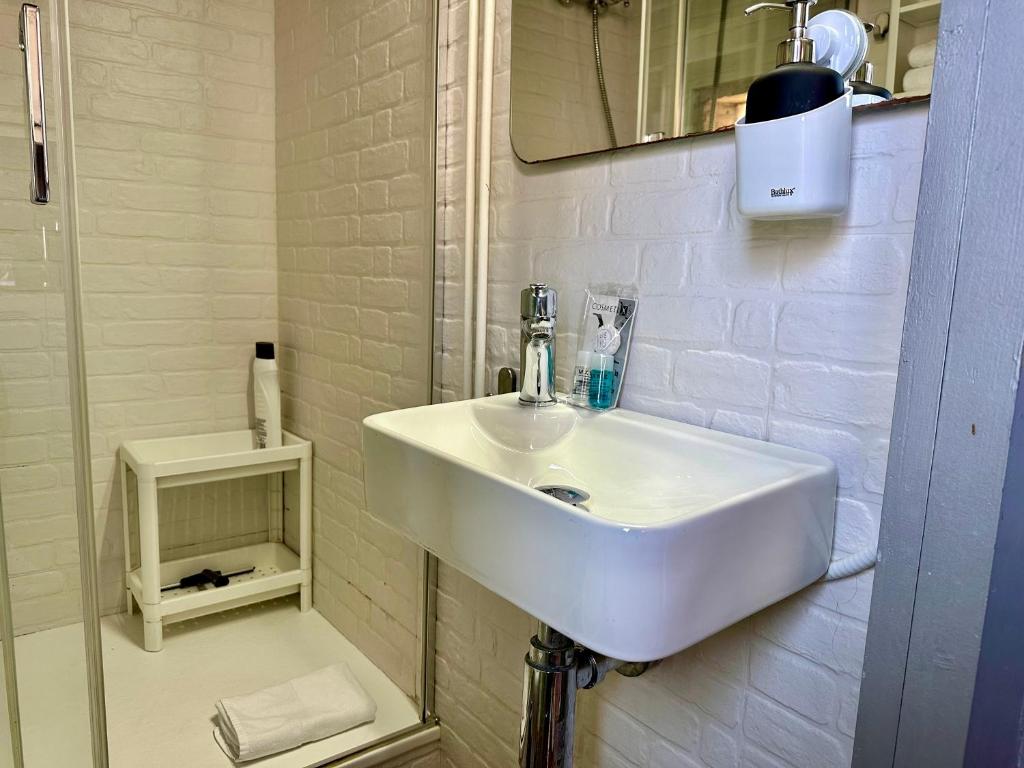 Koupelna v ubytování ツ Loft with Private Terrace 5 Minutes Walking from the Beach