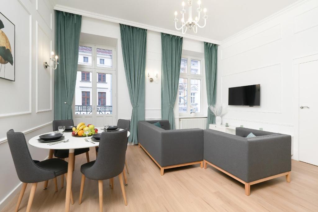 Гостиная зона в Sage Green Apartment Piotrkowska in Łódź by Renters