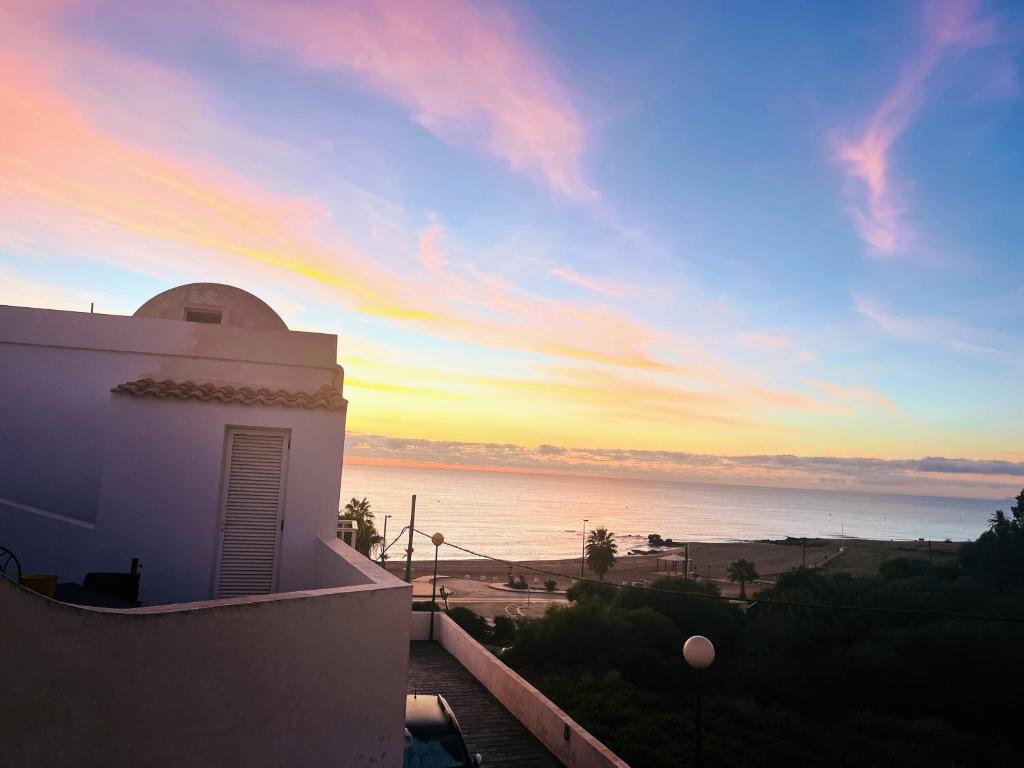 vistas al océano desde el balcón de un edificio en Mojacar Casa El Cantal Playa con vistas la Mar, en Mojácar