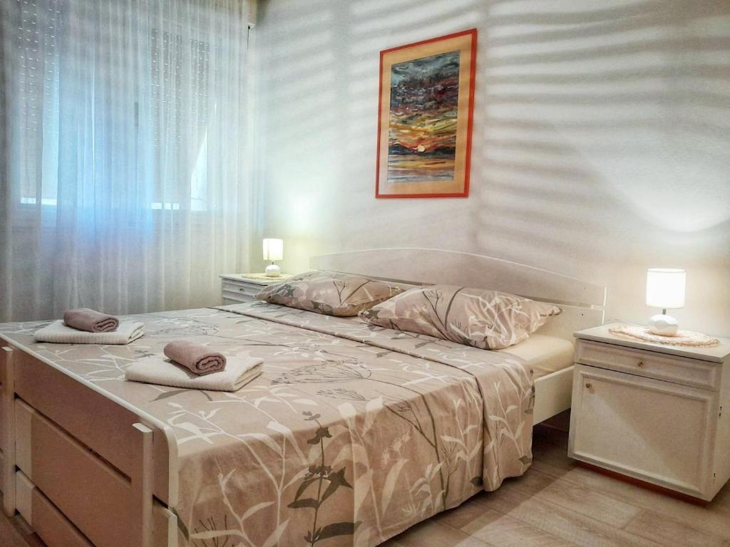a bedroom with a bed with two towels on it at Center Flat in Vis