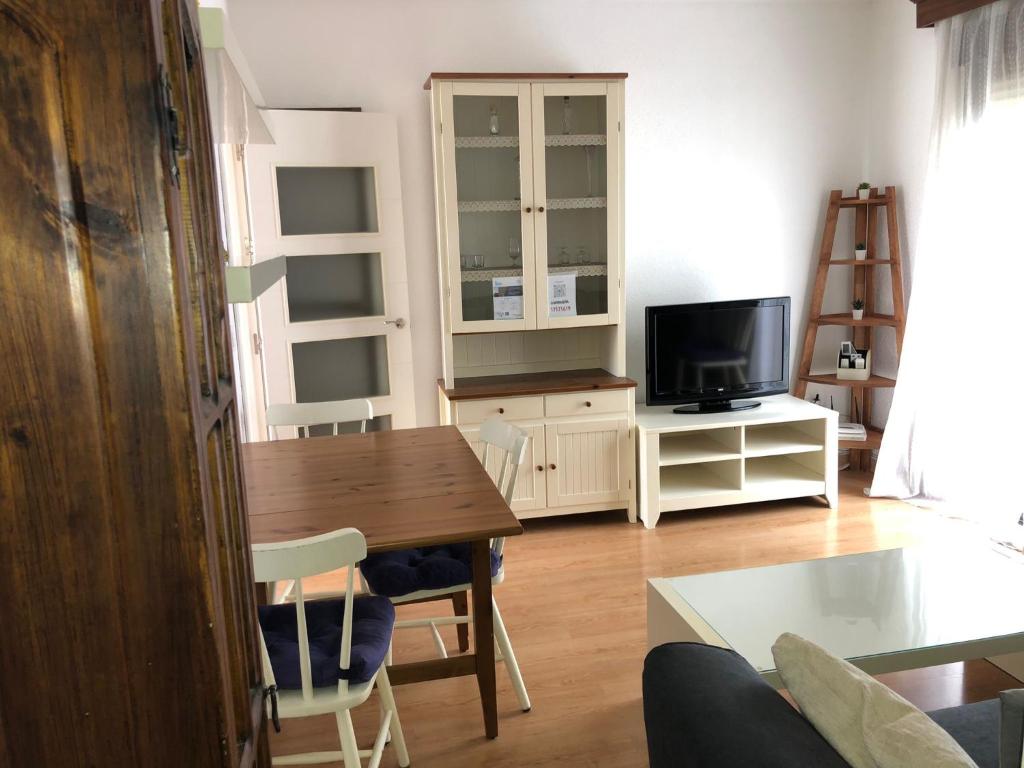 Televízia a/alebo spoločenská miestnosť v ubytovaní Apartamentos en Patio Cordobés San Basilio