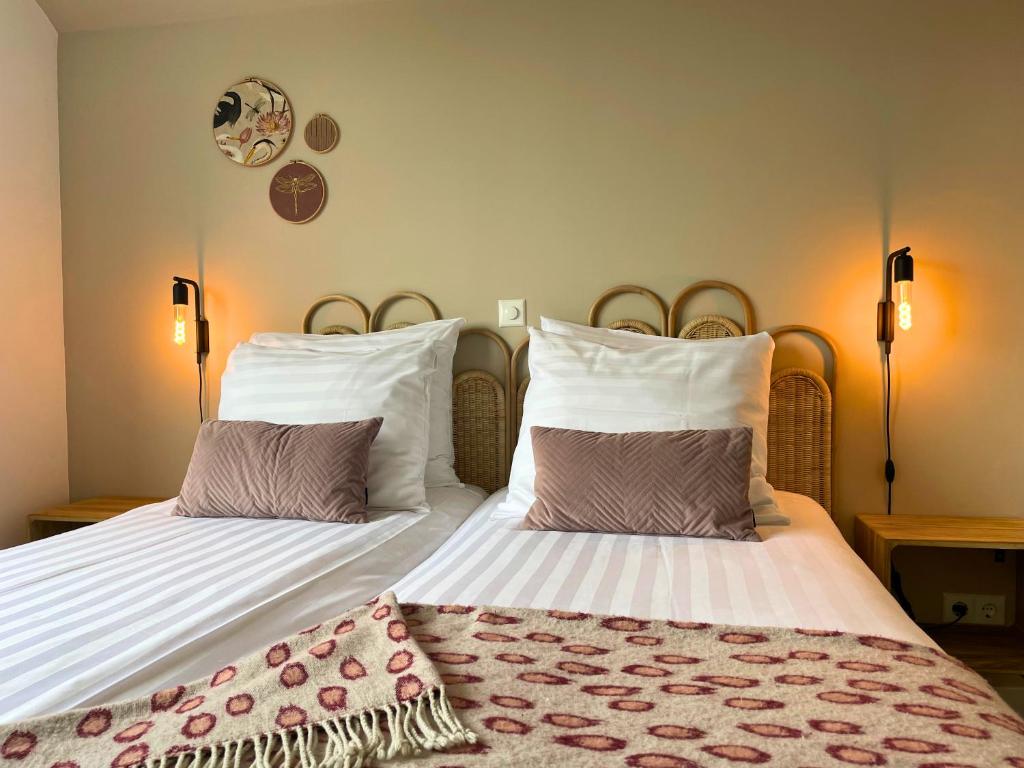 Giường trong phòng chung tại Bij het bos Texel