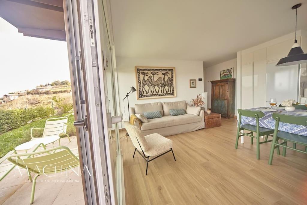 un salon avec un canapé et une table dans l'établissement Las Flores del Mar, a un paso de Comillas, à Comillas