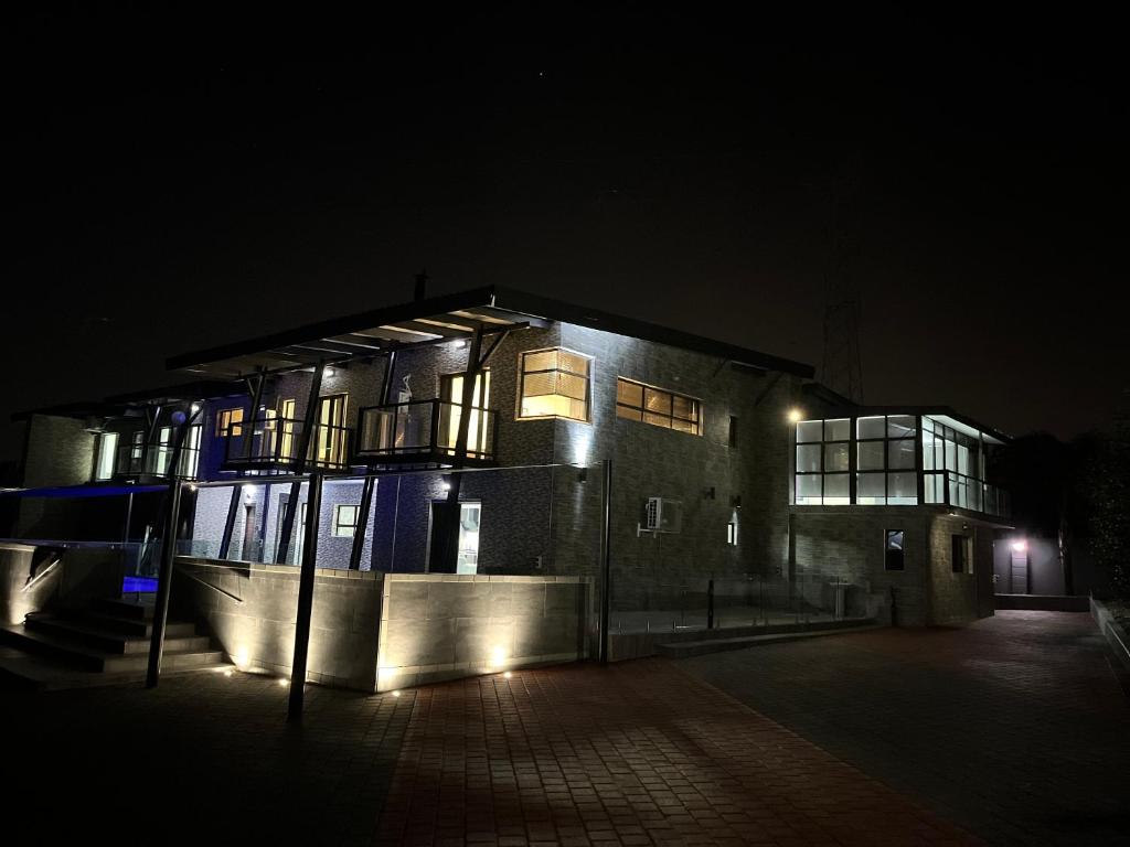 un edificio di notte con le luci accese di Dips And T Hotel & Spa a Bloemfontein