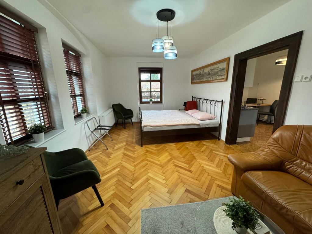 uma sala de estar com uma cama e um sofá em Kutna Hora perfect apartment em Kutná Hora
