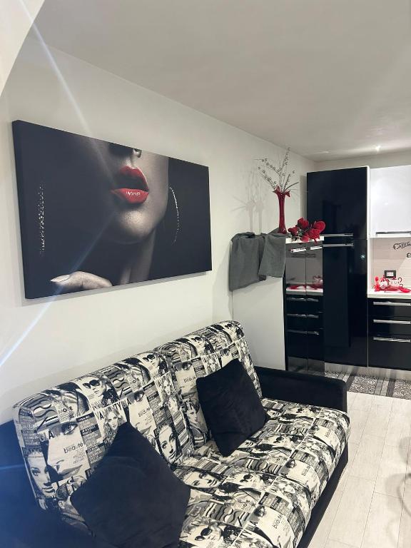 a living room with a couch and a picture on the wall at Casa vacanze da Mely in Marsala