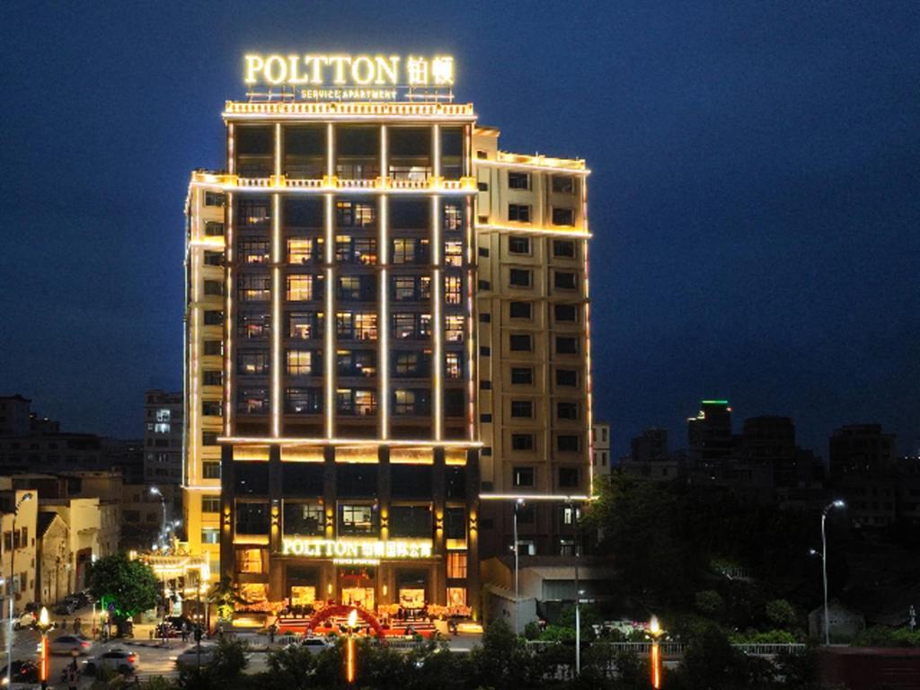 un edificio alto con un cartel encima en Poltton International Service Apartment Chaozhou Ancient Town Linjiang en Chaozhou