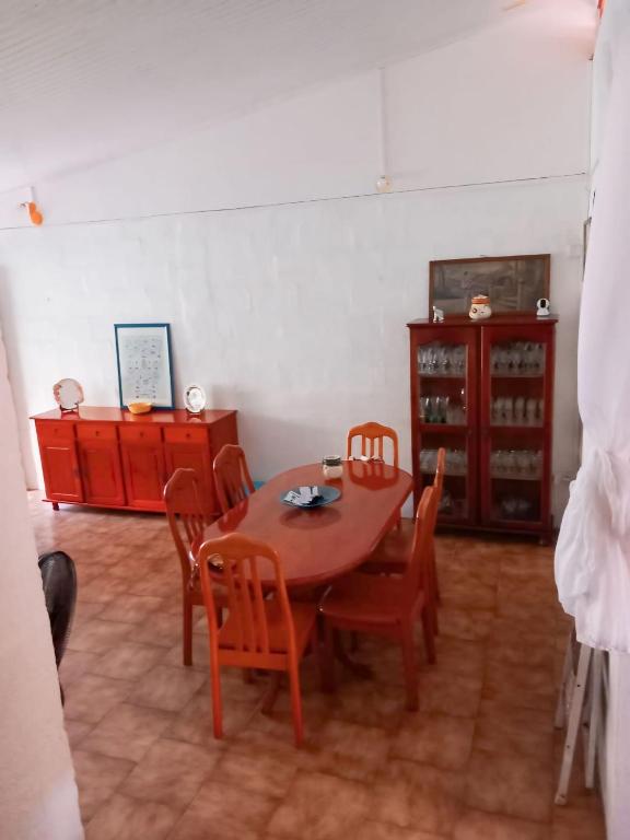 ein Esszimmer mit einem Holztisch und Stühlen in der Unterkunft Maison spiritaine in Saint Esprit