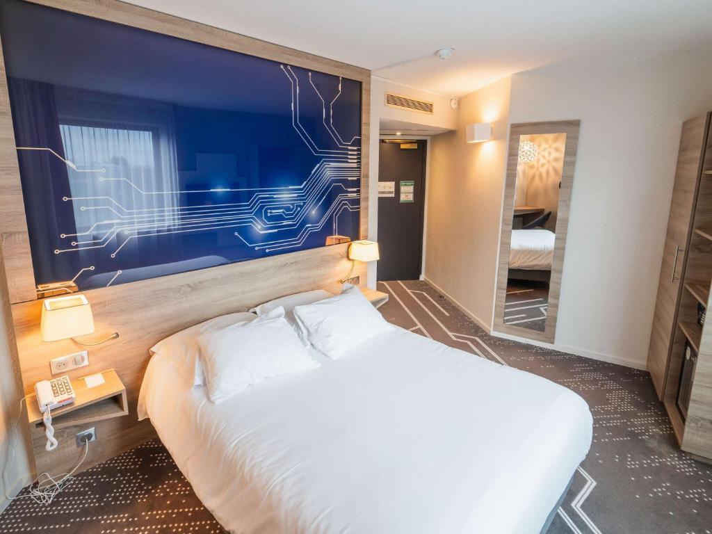 シャッスヌイユ・デュ・ポワトにあるMercure Poitiers Site du Futuroscopeのベッドと大きな窓が備わるホテルルームです。